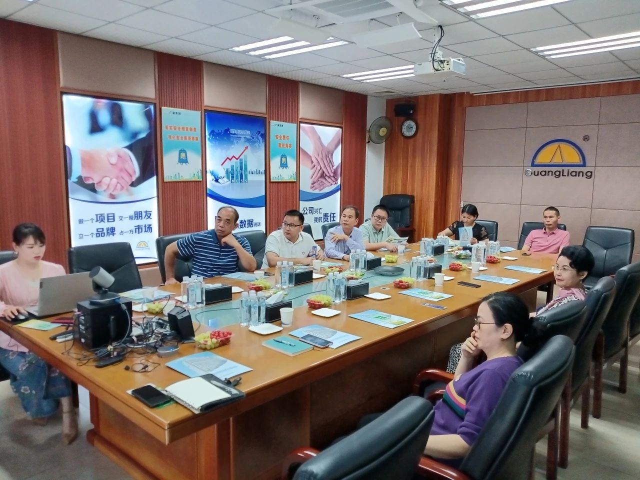 高州市根子镇政府党委及商会领导一行莅临ladbrokes立博集团交流座谈共谋发展