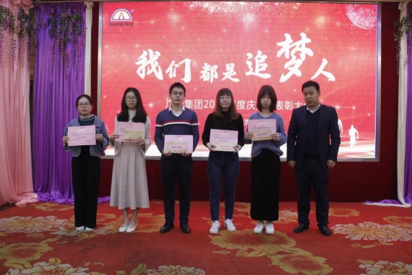 一名党员，，，，，，，，就是一面鲜红的旗帜